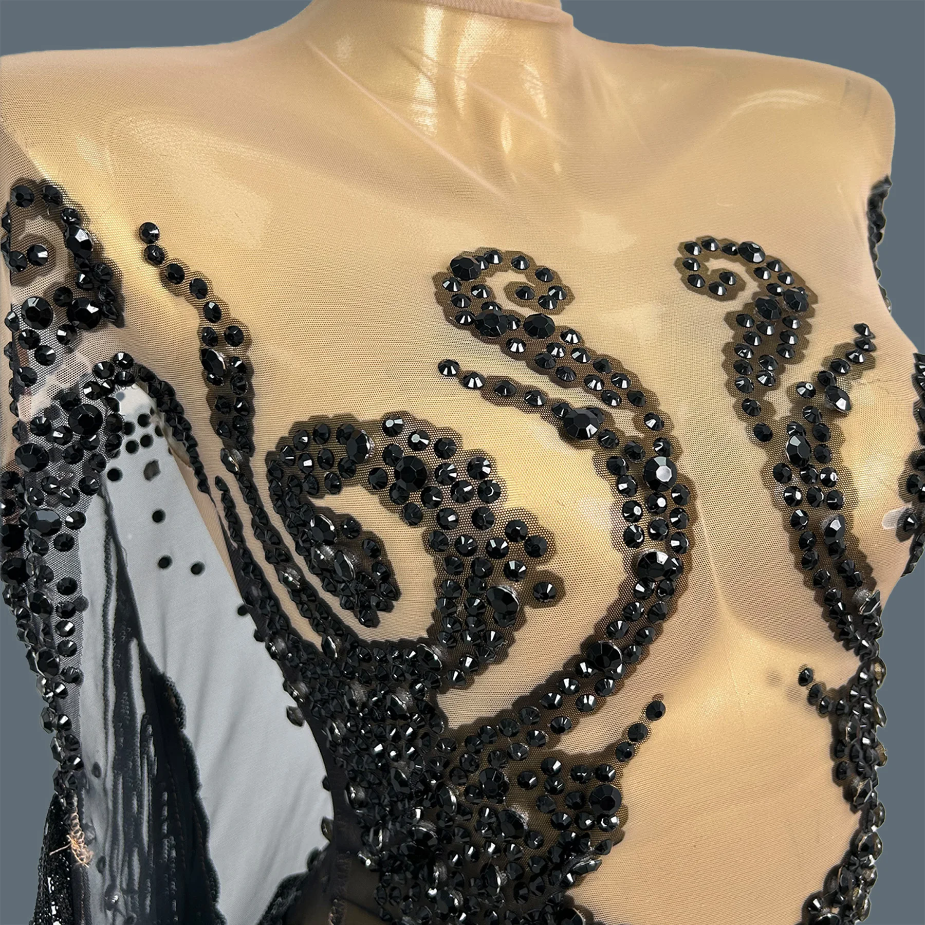 بدلة سوداء عرض أزياء فستان قصير سحب الملكة مرحلة الأداء ارتداء مثير سباركلي حجر الراين فستان طويل شرابة الزي حفلة Wuyu