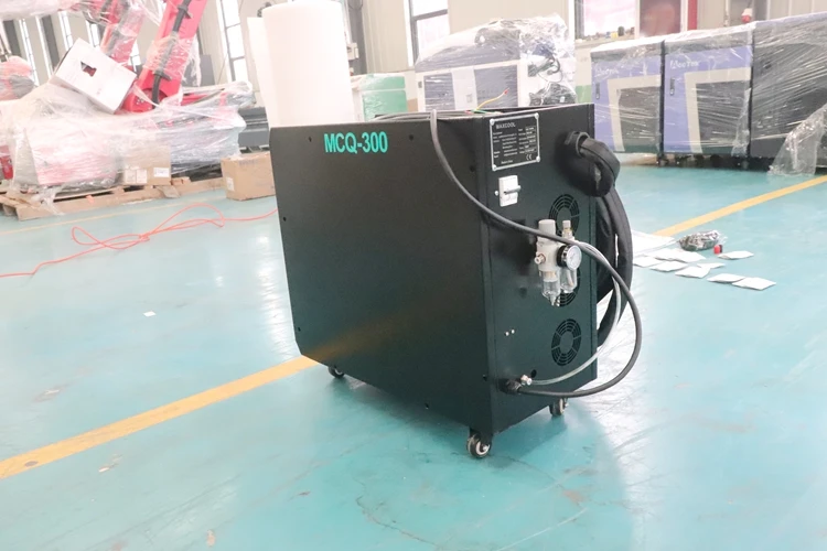 Zdjęcie 7: Przenośna laserowa maszyna czyszcząca o mocy 300W do usuwania plam z metalu i drewna.