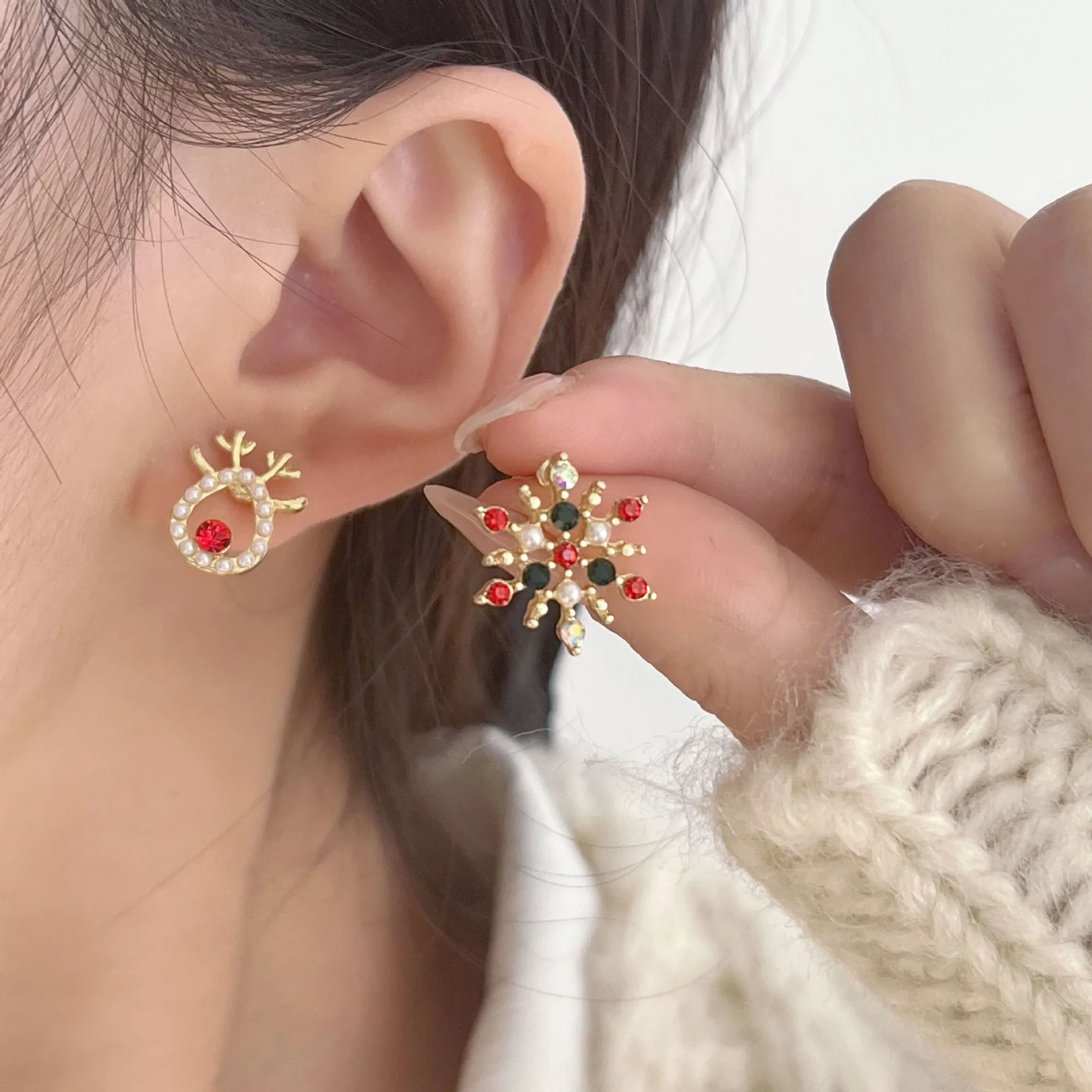 

New Christmas Deer Ear Nails for Women's Fashion Christmas Deer Head Earrings with Diamond studded Christmas Earrings