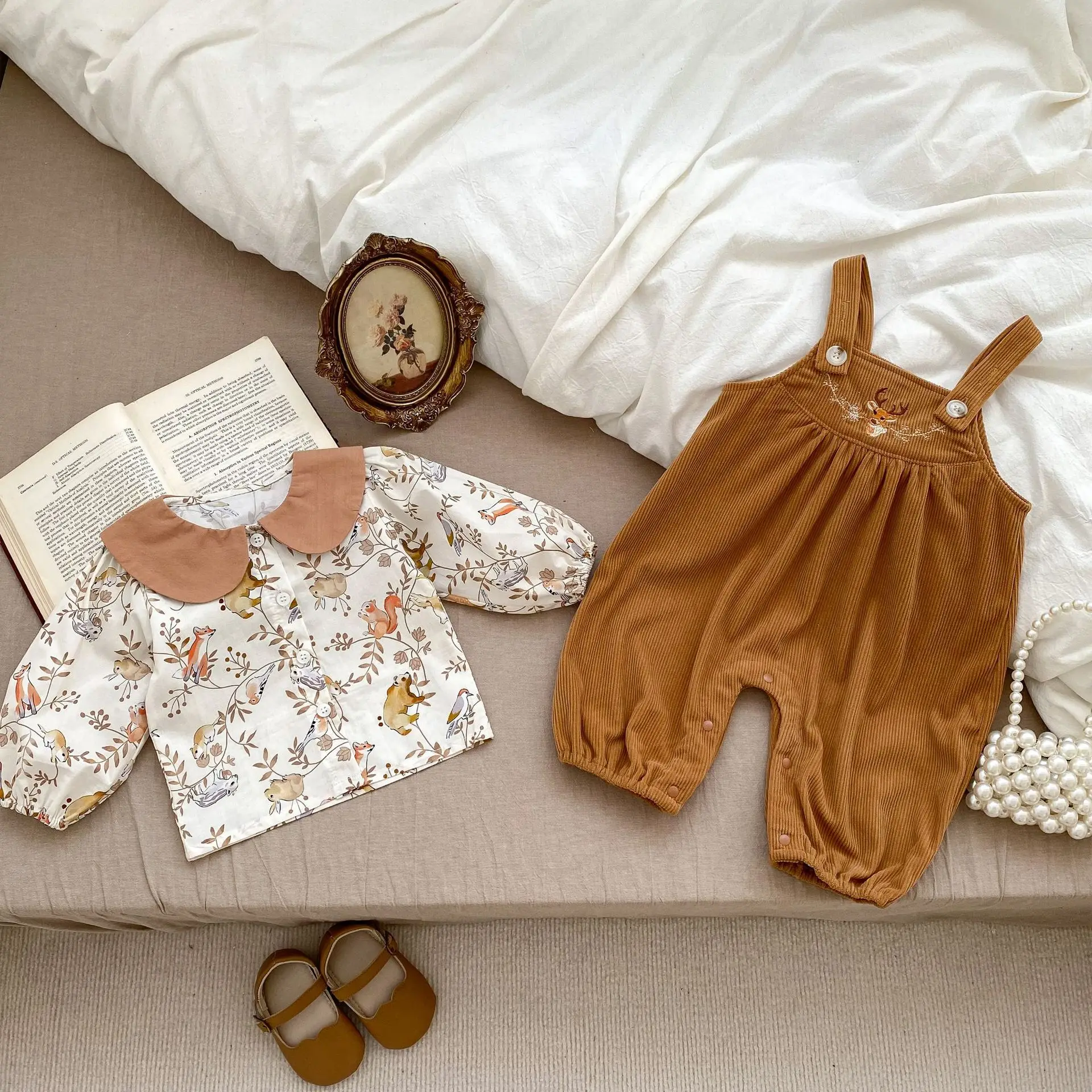 

Printed Shirt and Bib Pants Two Piece Set Spring and Autumn Embroidery Fashion Cute All-match Baby Casual Rompers Set