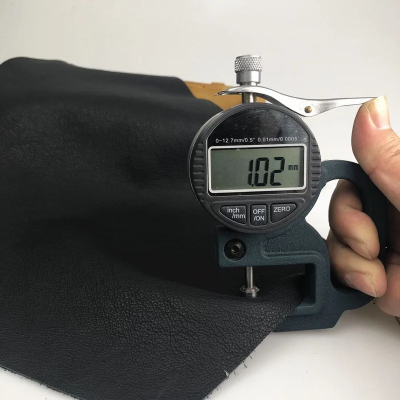 الطبقة الأولى من جلد البقر الصغير بنمط ليتشي بسمك 1 مم، أريكة سوداء من الجلد الطبيعي، قماش جلدي للأثاث بالكامل