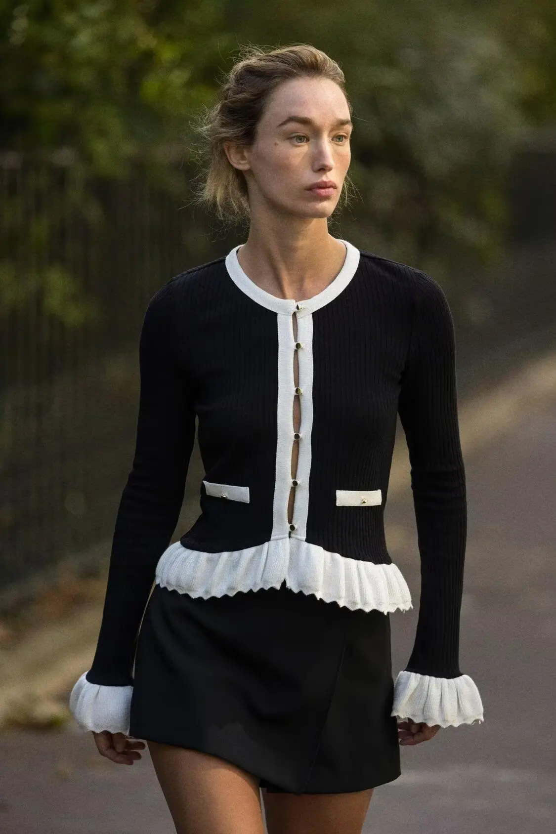 

YY2741 осень/зима 25, новая однобортная куртка в стиле ленивого стиля с круглым вырезом и длинными рукавами контрастного трикотажа в стиле пэчворк 4770462