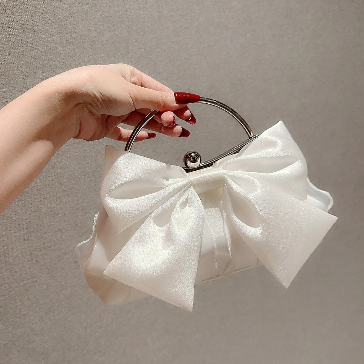Фото Белые атласные вечерние сумочки-клатчи с бантом и металлической ручкой для женщин, свадебные клатчи, сумки через плечо на цепочке - фото товара