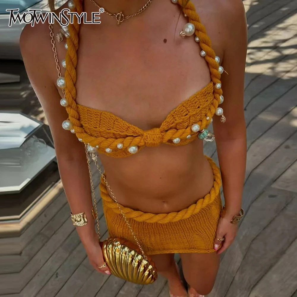 

TWOTWINSTYLE однотонный комплект из двух предметов с жемчугом для женщин, топ без рукавов с лямкой на шее, юбка с высокой талией, комплекты женской моды, новинка