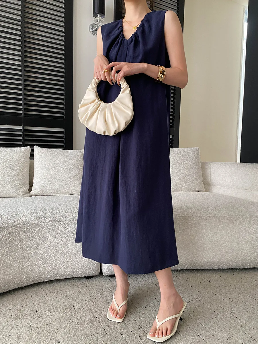 Sommerliches Damenkleid in unifarbenem, plissiertem Design mit V-Ausschnitt, Schnürung an der Taille und schlankmachendem, ärmellosem Schnitt. – Detail 28