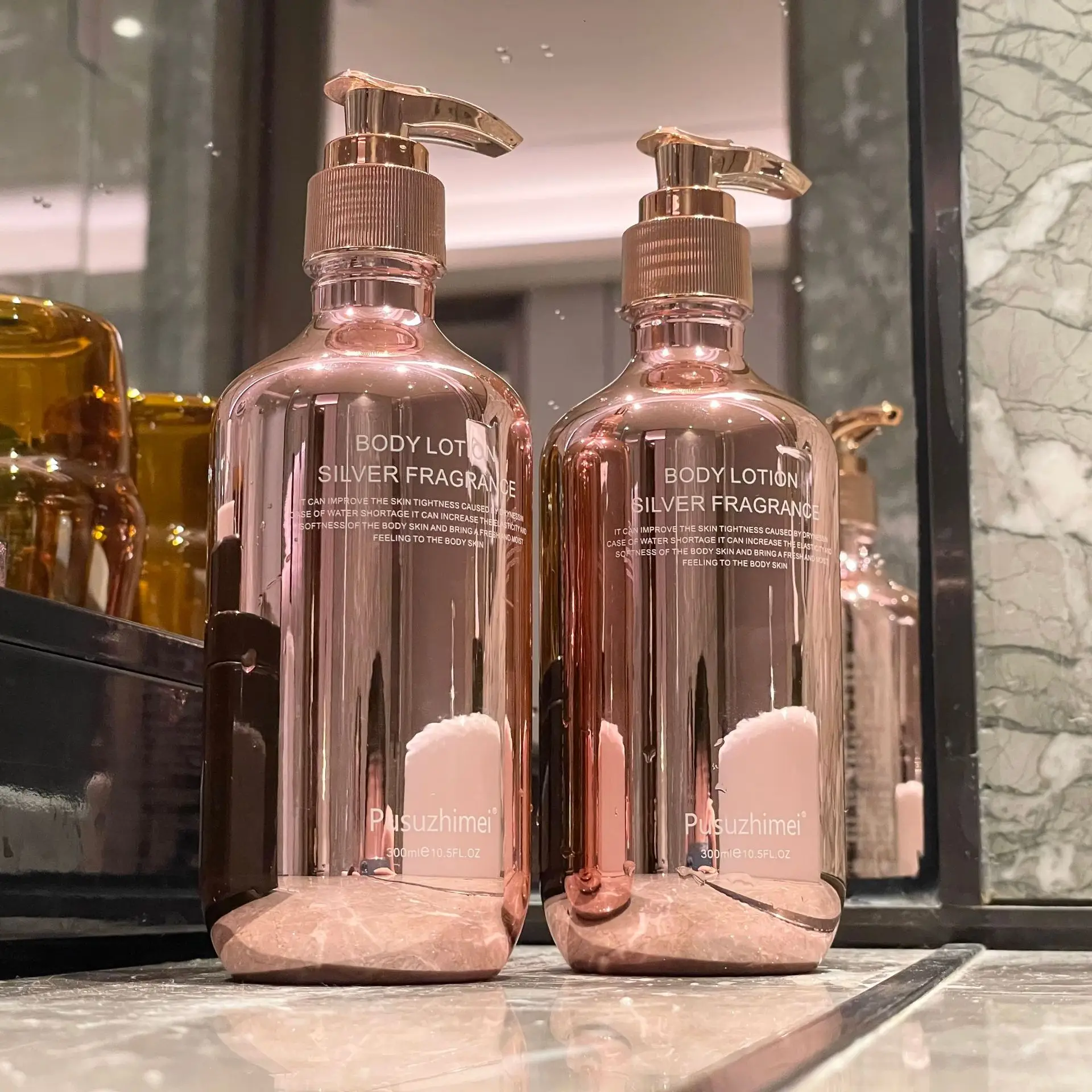 香りの良い保湿ボディミルク、深く栄養を与え、滑らかにし、柔らかく輝く肌へ導くクリーム、フレッシュなフローラルの香り