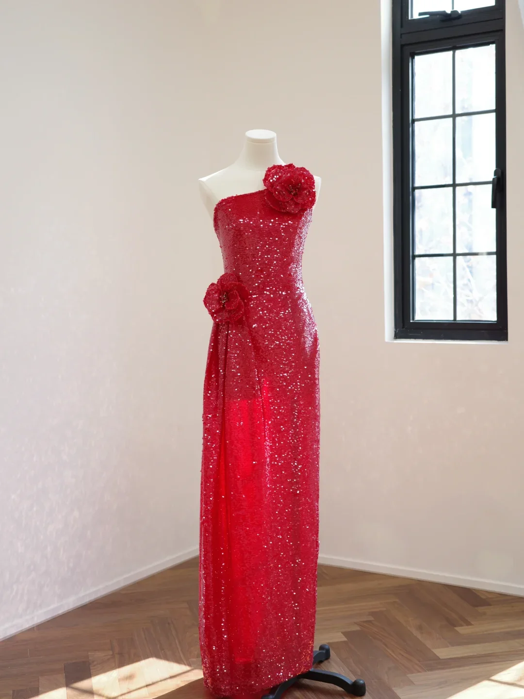 

Роскошное платье знаменитости с красными блестками на одно плечо, красные цветы, украшение воротника на талии и открытой спиной, женское вечернее банкетное платье