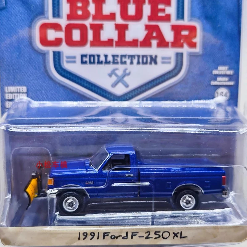 

Green 1:64 1991F-250 XL 4X4 with snow plow, dark shade blue collectible toy small gift model wall pendant