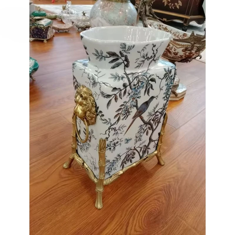 Decoración cuadrada de gran diámetro de lujo de porcelana azul y blanca hecha a mano, florero de cabeza de león de bronce para sala de estar
