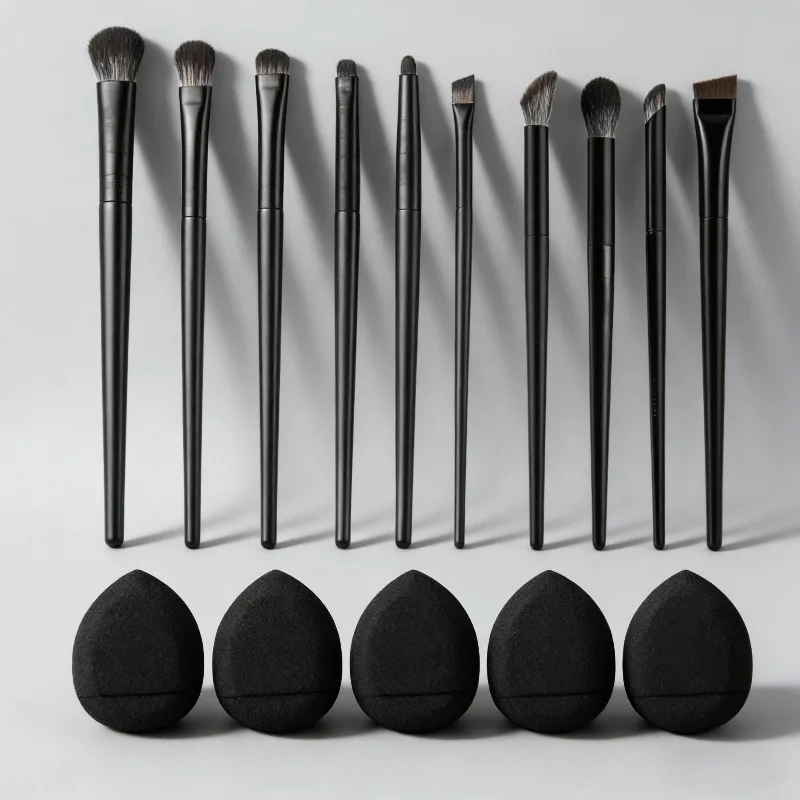 مجموعة أقلام تحديد العيون المقاومة للتلطيخ مع فرش دقيقة للعين وأدوات تطبيق ظلال العيون ذات الشعيرات الناعمة ومسحات قطنية للمكياج