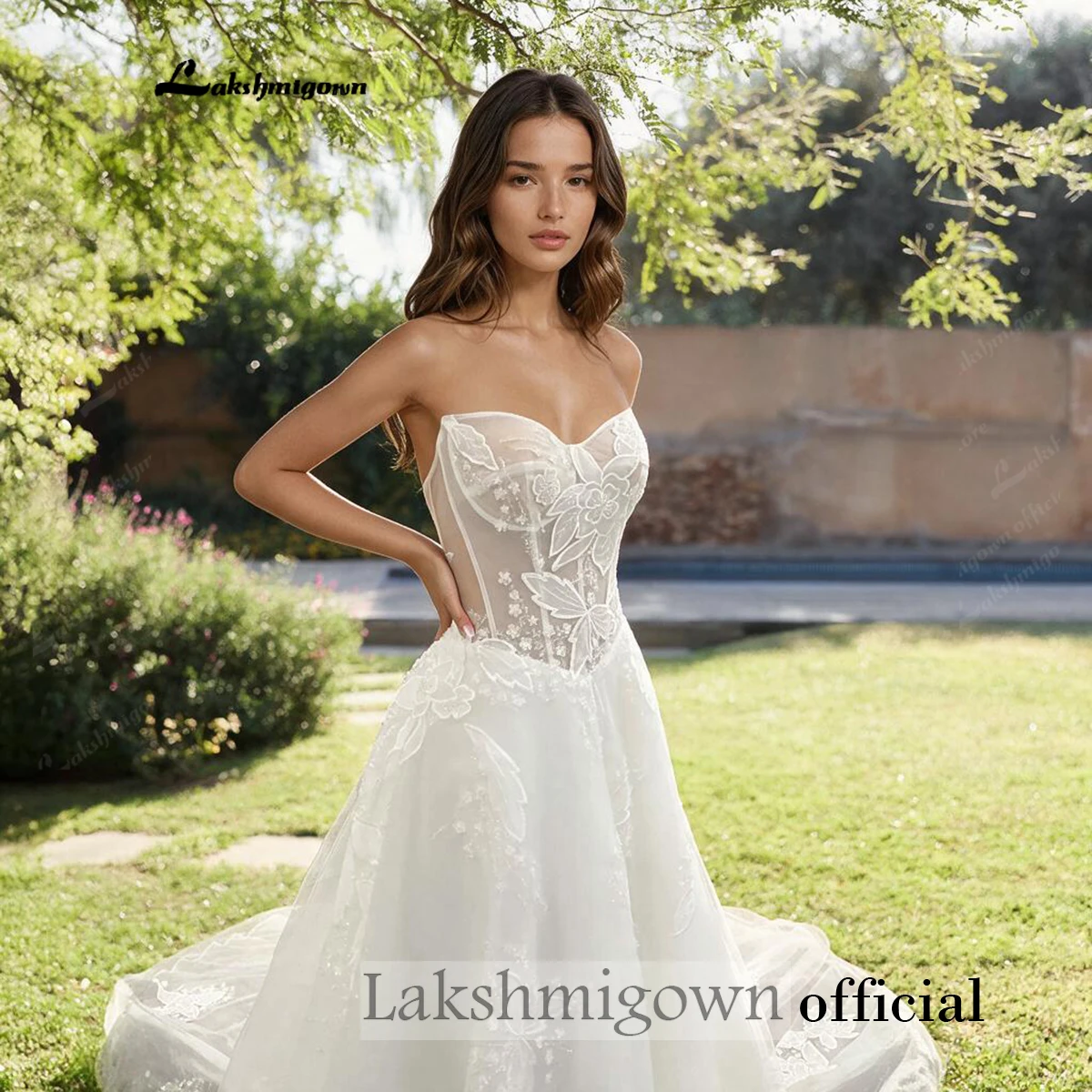Lakshmigown Trägerloses Hochzeitskleid, transparenter Oberteil, florale Spitzenapplikationen, Tüll, A-Linien-Brautkleid, Korsett-Rücken, Robe De Mariée – Detail 7