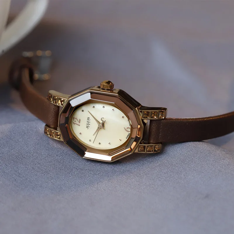 New RetroStyle Watch With A Simple Polygonal Dial Unique And Petite Design Thin Strap Leathe Women'S Watch A High-End Selection.