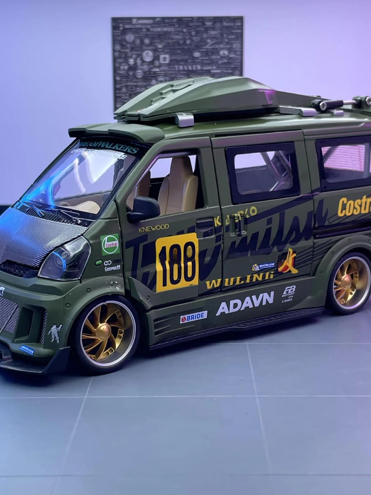 weili-alloy-car-model-124-wuling-bread-van-modified-version-sound-and-light-pullback-toy-children's-automobile-model-collectible
