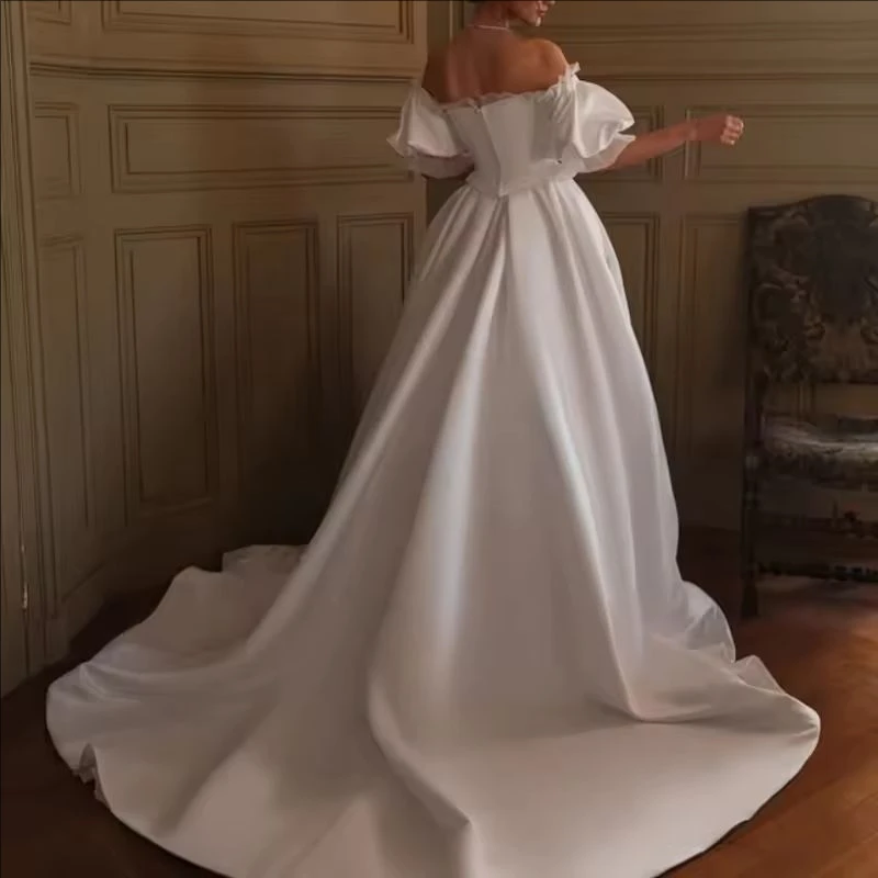 فستان زفاف مخصص بطيات من التول وأكمام منتفخة وزر من الساتان فستان زفاف طويل على شكل حرف a Abito da sposa