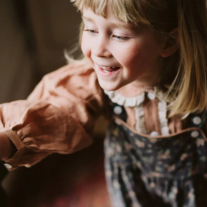 Mädchen Retro Spleißen Spitze Baumwolle Leinen Shirts Herbst Neue Revers Puppe Strickjacke Süße Und Niedliche Baby Mädchen Langarm bluse Tops – Detail 6
