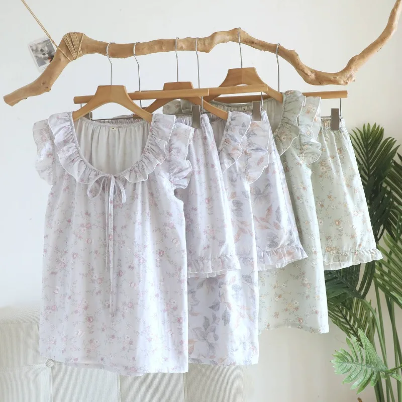 

Новый женский летний пижамный комплект 2026 года: 100% хлопковая марлевая майка с цветочным принтом + шорты. Тонкий, милый и очаровательный домашний комплект из двух предметов.