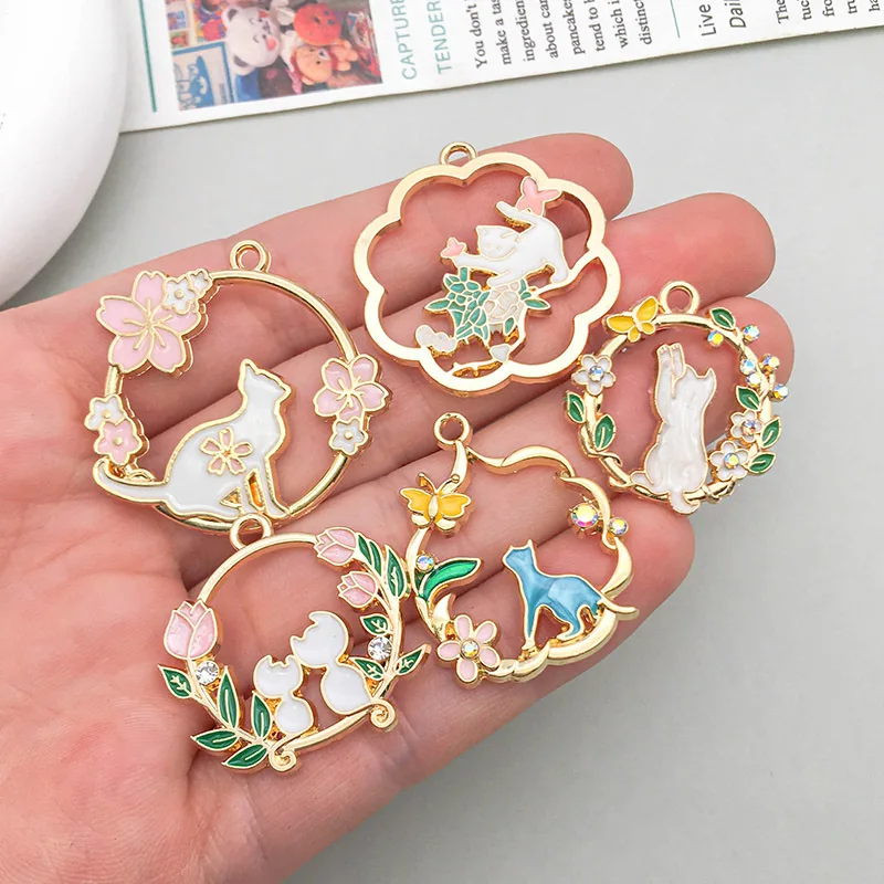 10szt KC Gold Alloy Pendants Flat Round Enamel Charms With Flower Cat Charms Golden Medium Hollow Pendant For DIY Jewelry Making