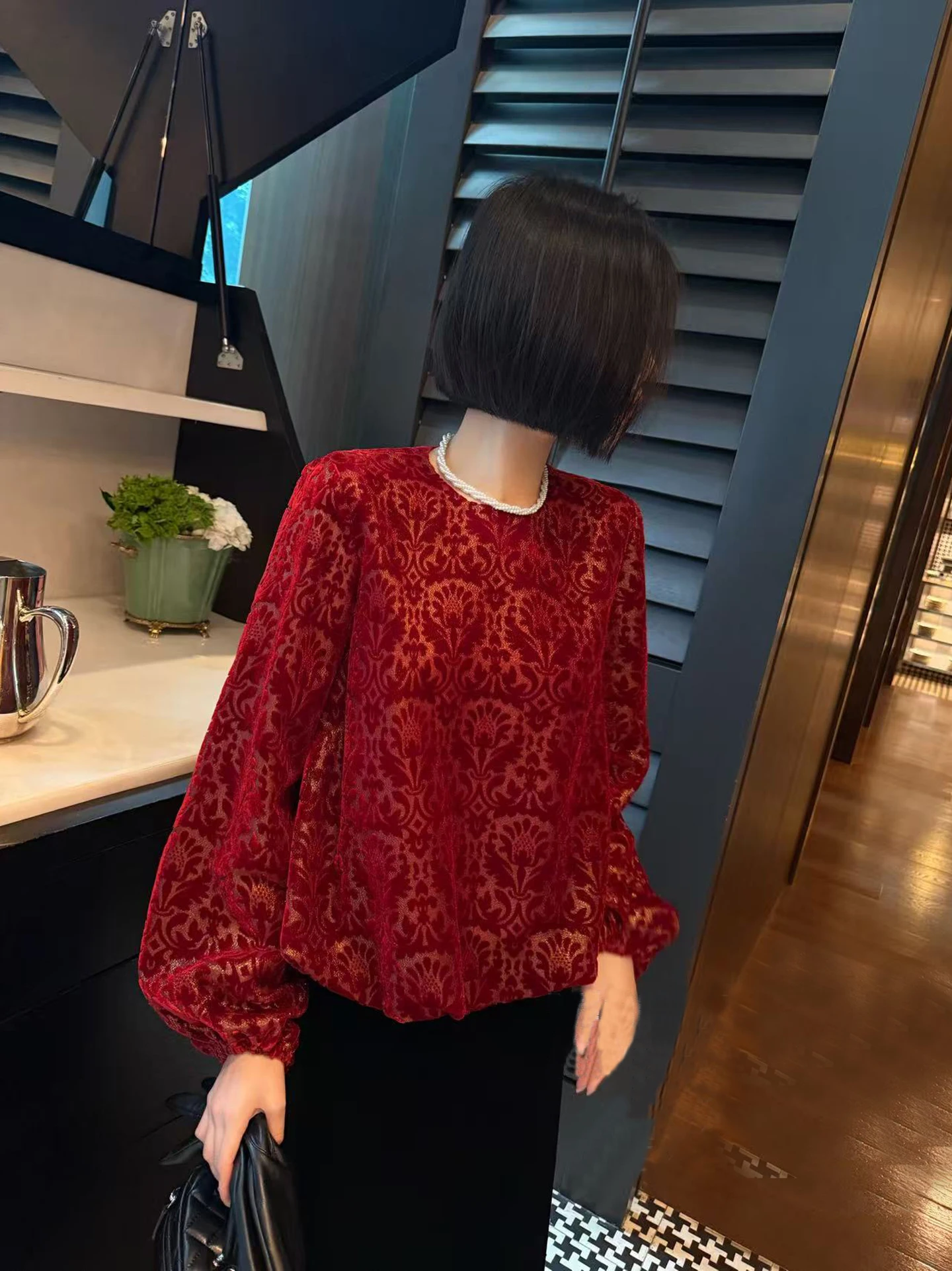 

Новая шелковая бархатная блузка с вырезами в виде бумажных узоров, свободного кроя, с длинными рукавами-фонариками, круглым вырезом горловины, в традиционном китайском стиле, женская.