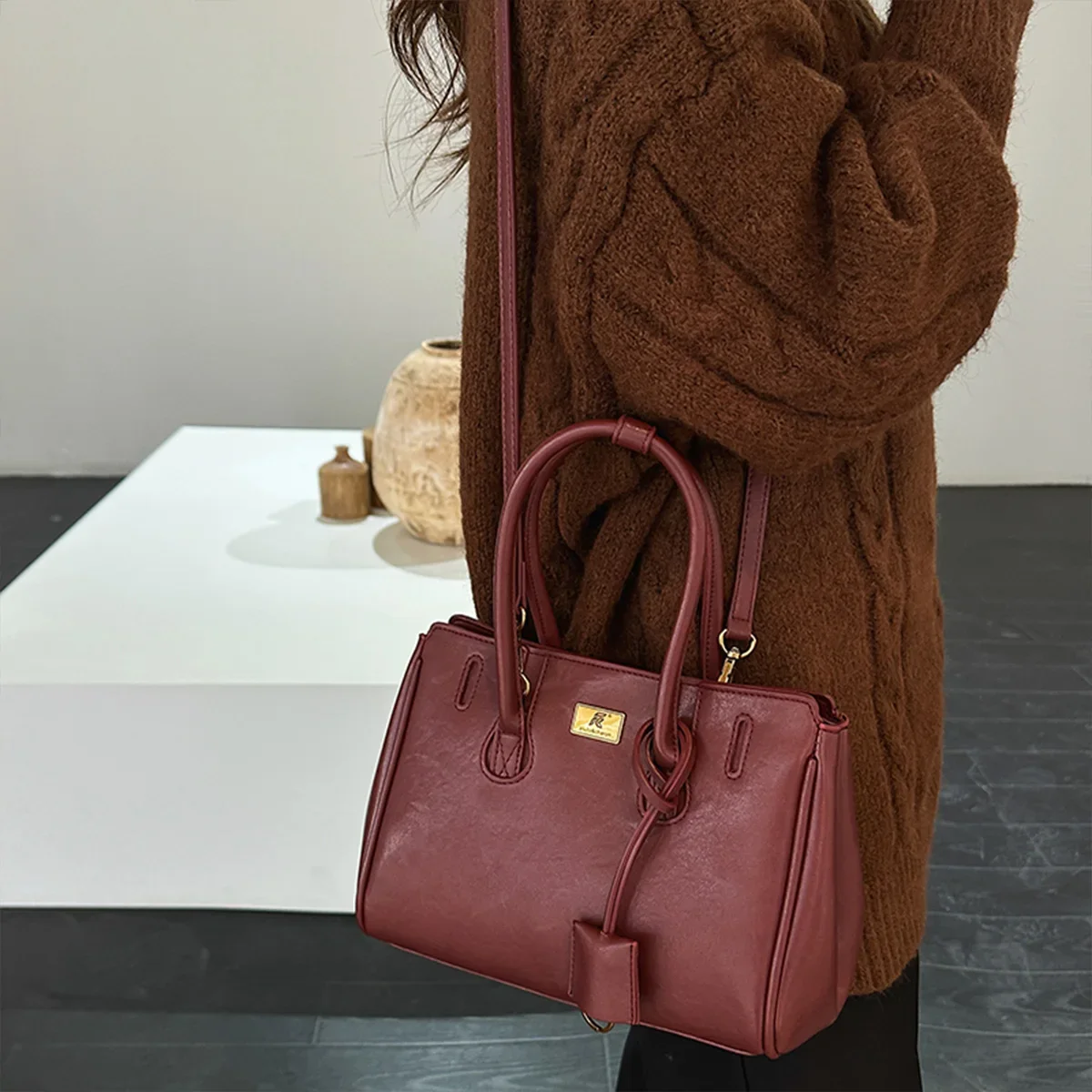 

Vintage Glossy ShoulderBag Leather Texture Gold Logo Lightweight Large CapacityPU Water Resistant Adjustable Strap Multifunction