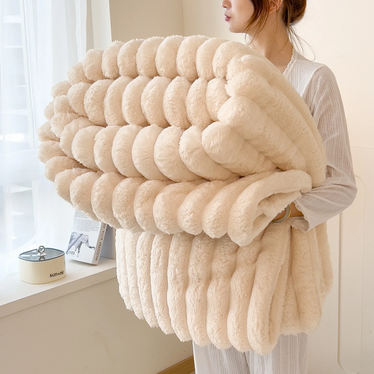 

Plush Autumn and Winter High-gram Flannel Pull-out Blanket Multifunctional Office Blanket Sofa Blanket Simple and Fashionable