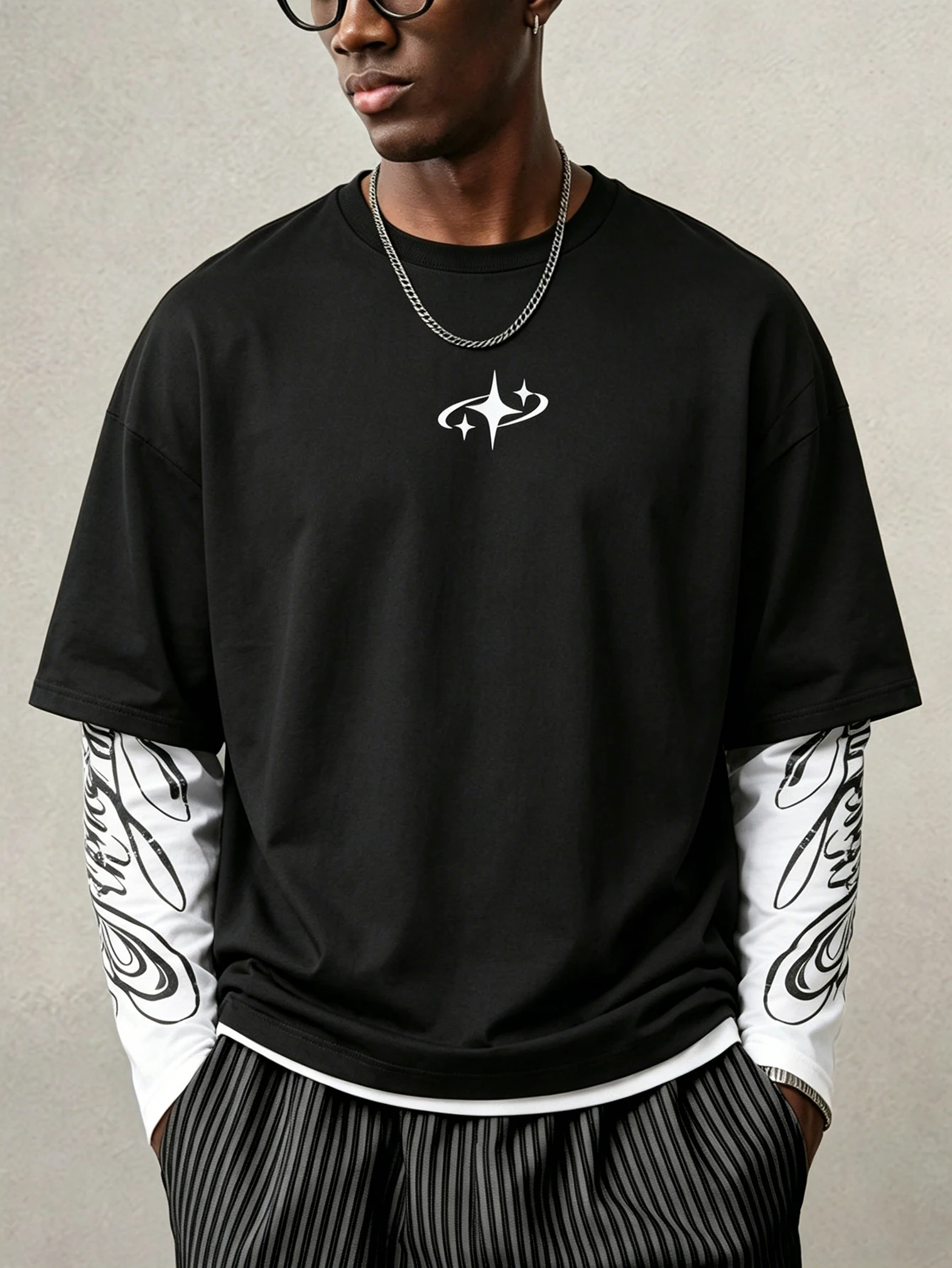 Herren- und Damen-T-Shirt mit Langen Ärmeln, Zweiteiliger Optik, Stern-Logo, Kursivdruck, Mehrlagiger Rundhalsausschnitt, Y2K Hip-Hop Streetwear, Oversized-Top – Detail 1