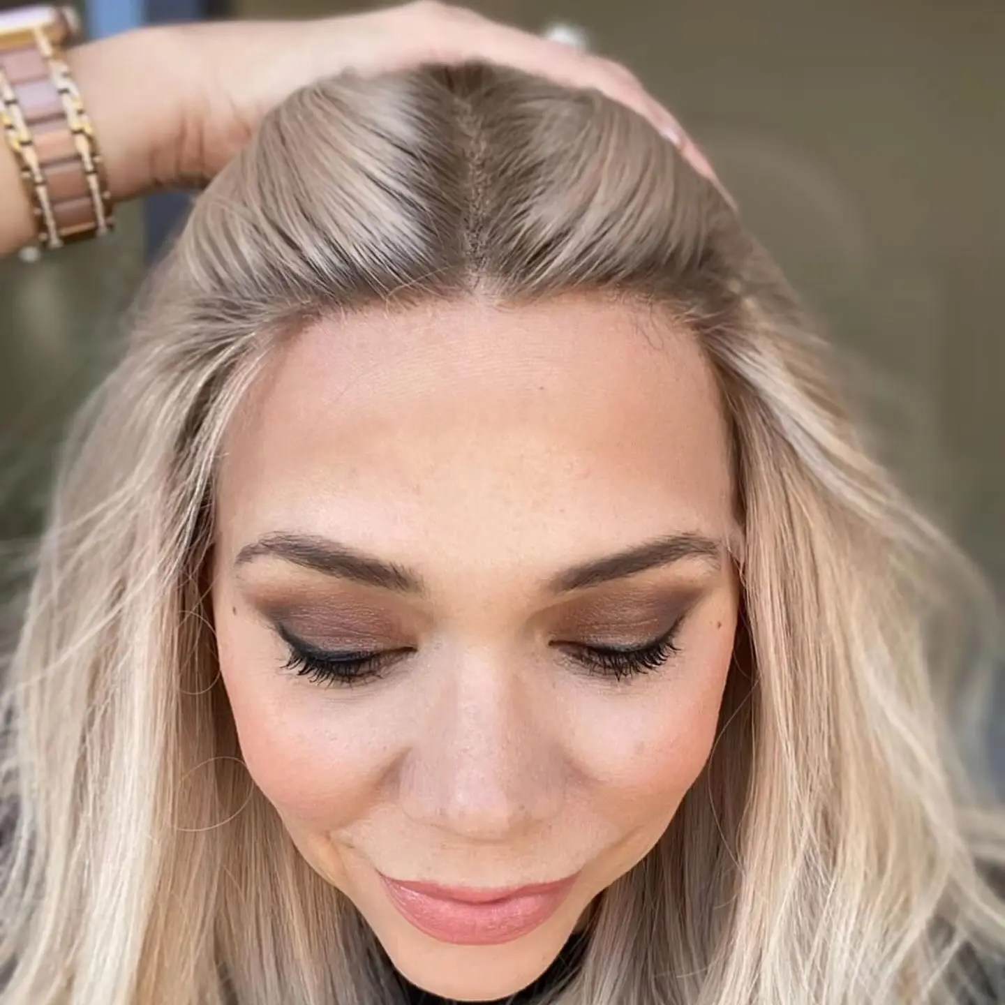 

Мягкое волокно премиум-класса Длинные светлые блики Синтетические парики 26-дюймовый длинный свободный волнистый парик Ombre Темные корни Легкий женский парик