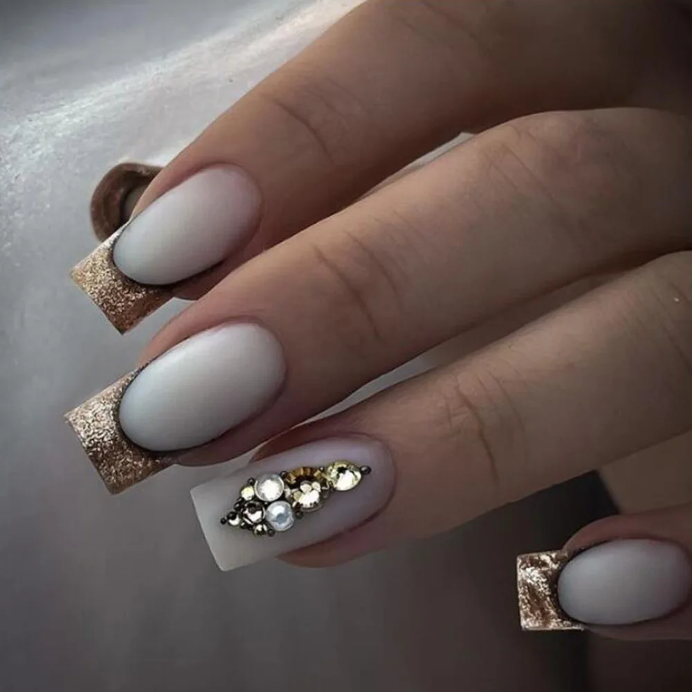 

Новые минималистичные наклейки для ногтей 2026 года: французский маникюр с золотым глиттером и молочно-белыми стразами