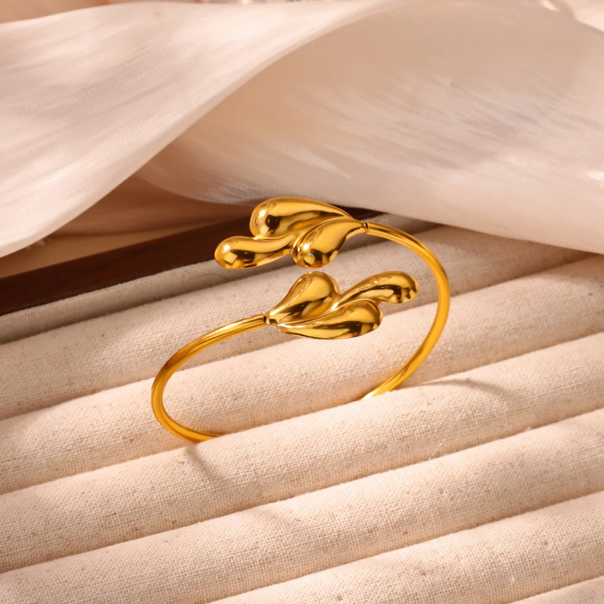 

Stainless Steel Hollow Water Drop Shaped Bracelet For Women Gold Color Cuff Bangles Elegant Wrist Jewelrly pulseras hombre