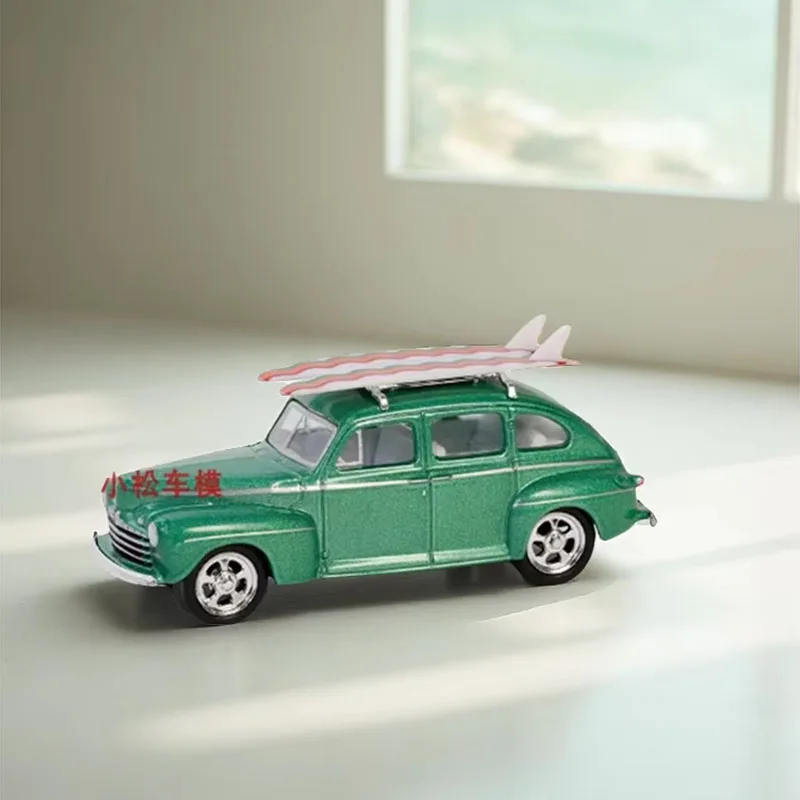 

GreenLight 1:64 1946 Fordor Super Deluxe с багажником на крыше и доской для серфинга, модель автомобиля из сплава, классика, сувенир для взрослых, статическая модель для демонстрации