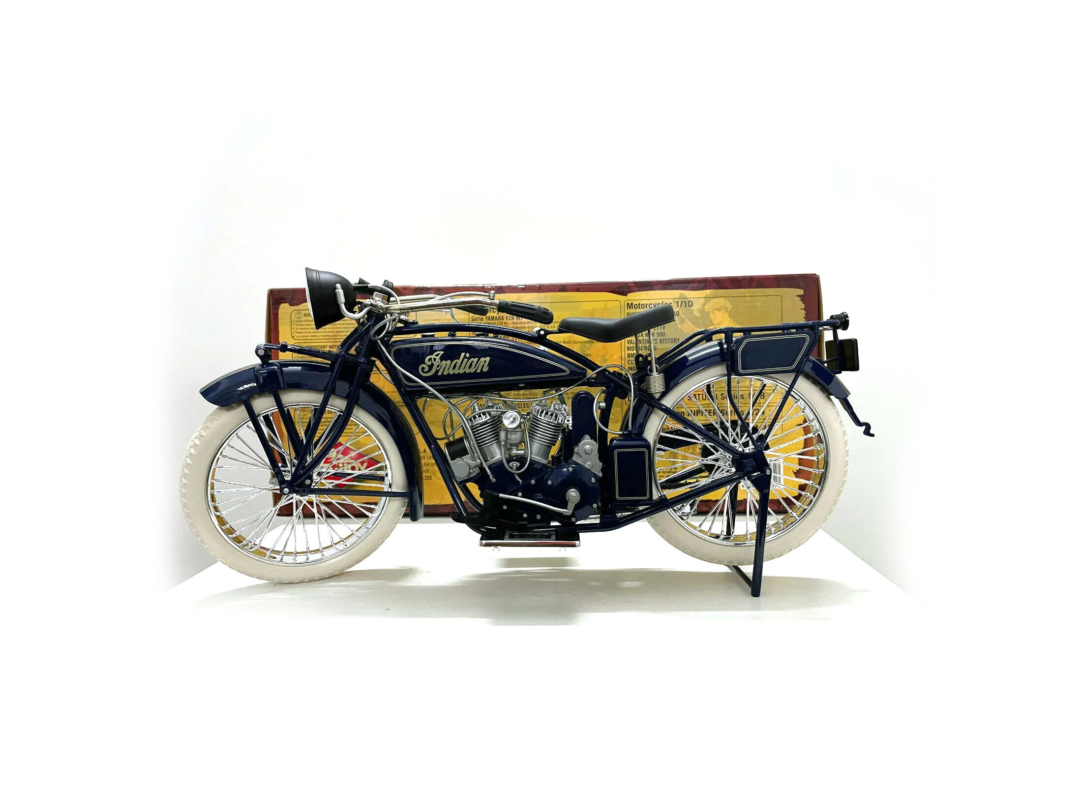 GuiLoy Indian Scout 1920 Motorcycles 1/6 Scale Die-Cast Metal Collection Model New in Box