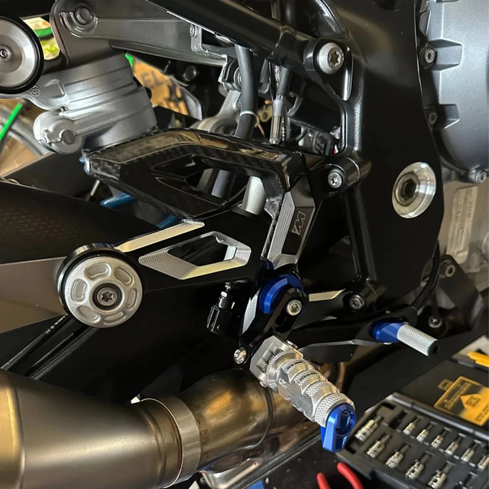 Dla BMW S1000RR M1000RR 2019-2023 S1000R M1000R 2021-2024 podnóżek motocyklowy z włókna węglowego regulowana podnóżki tylne zestaw