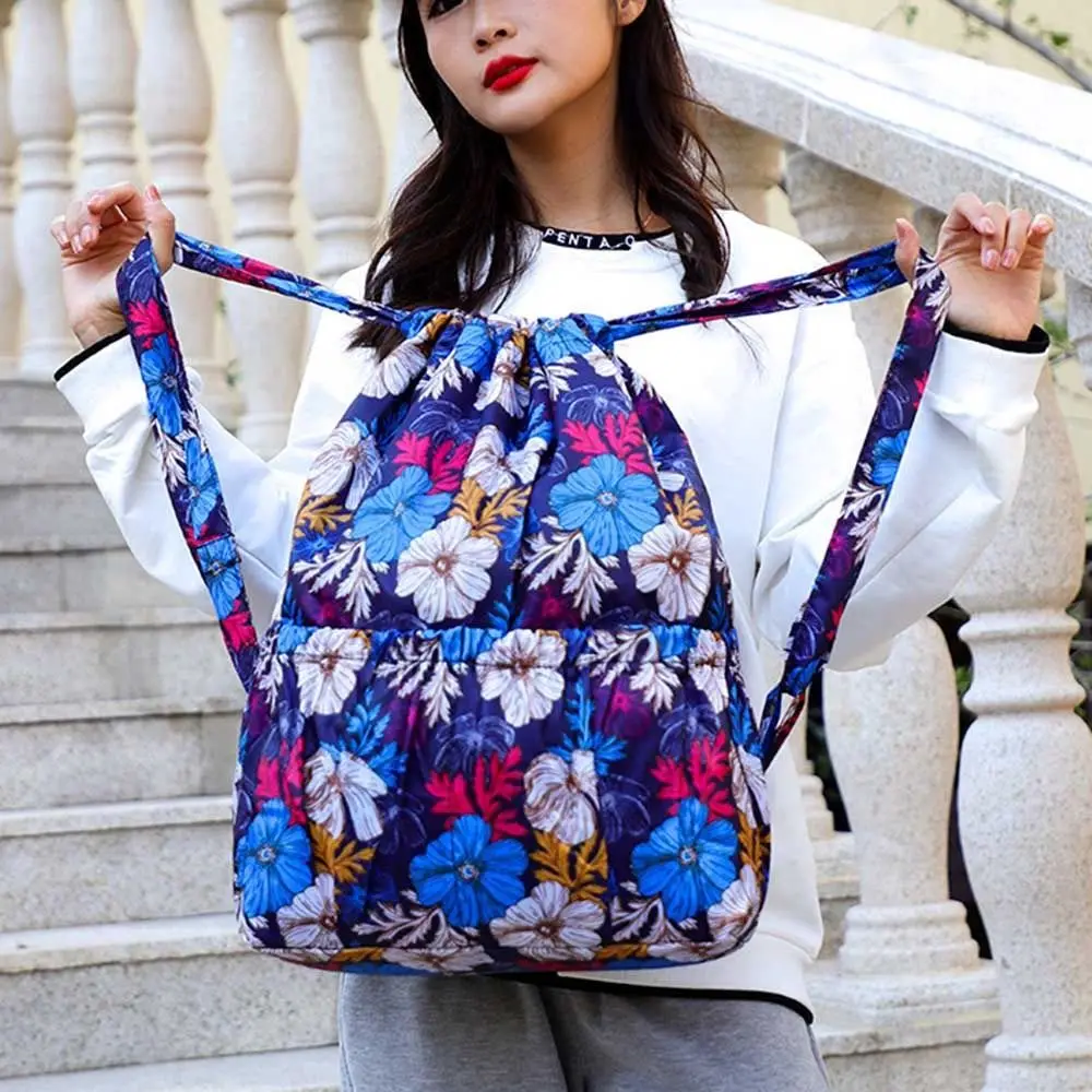 กระเป๋าหูรูดพิมพ์ลายดอกไม้กันน้ำความจุขนาดใหญ่กระเป๋าช้อปปิ้งแบบพกพาโพลีเอสเตอร์น้ำหนักเบากระเป๋าเป้สะพายหลังวัยรุ่นหญิง
