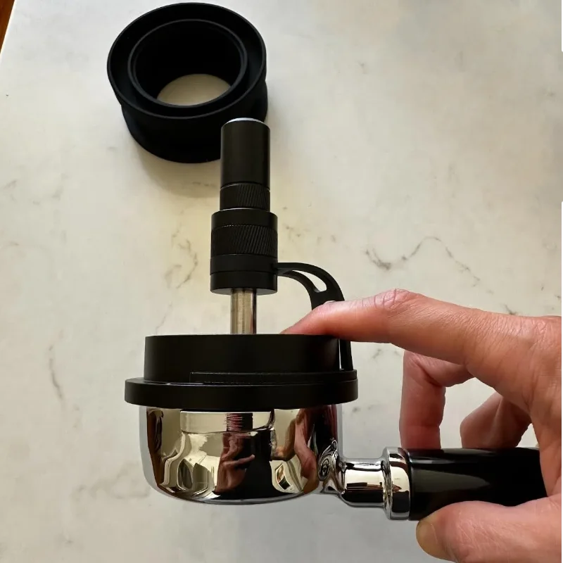 

IKAPE 51 мм WDT Инструмент Мешалка для эспрессо Инструмент для распределения Регулируемая игольная высота Мешалка для кофе с дозирующей воронкой и подставкой