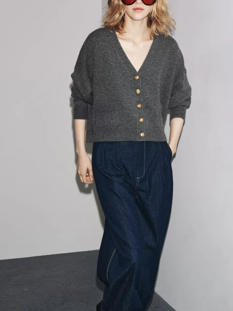 

European and American style autumn new arrivals women's clothing versatile gold button decorated V-neck knitted jacket