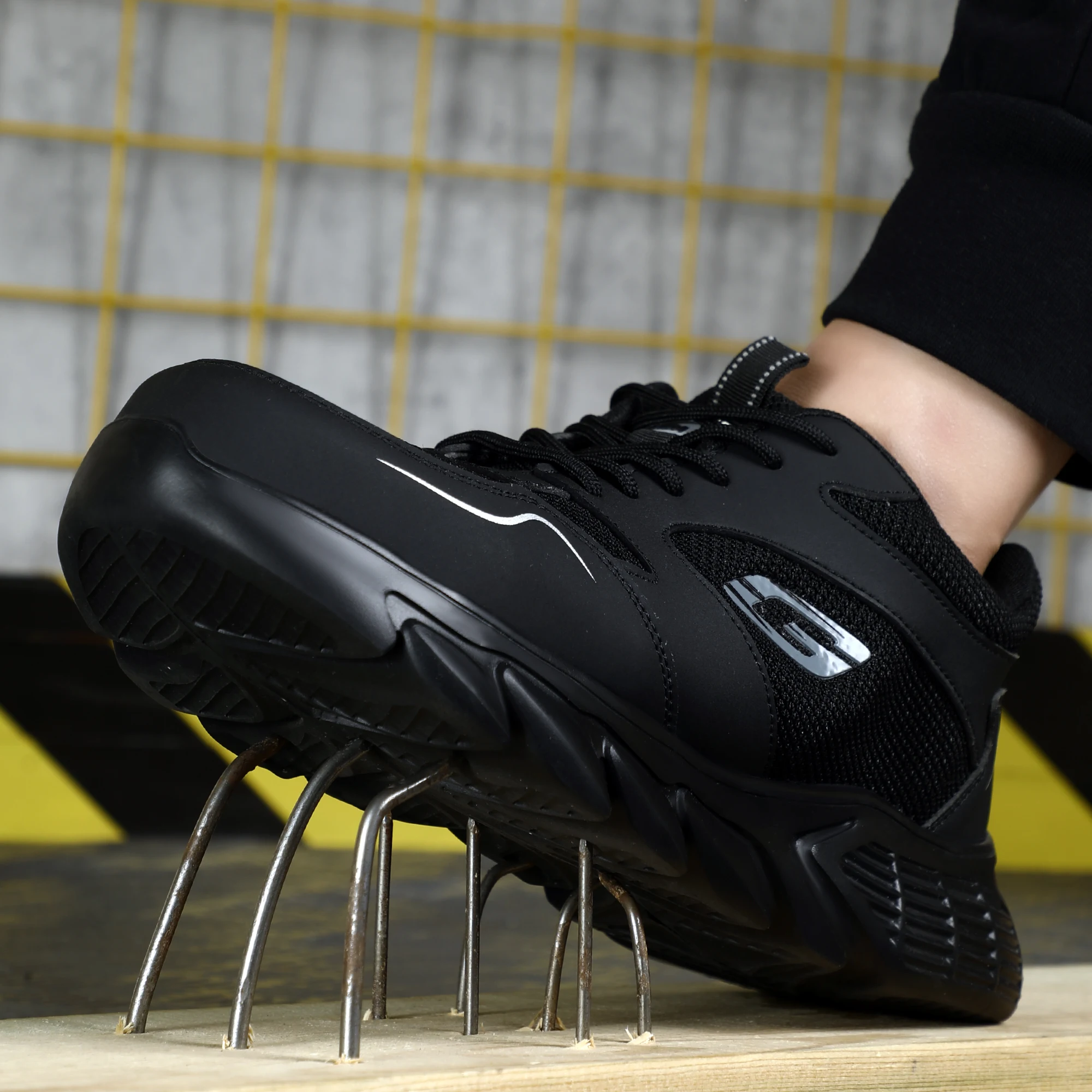 Buty robocze z metalowym podnoskiem, antyprzebiciowe, odporne na ścieranie, antypoślizgowe, odporne na ugnięcia, buty ochronne. # Zbroja2653