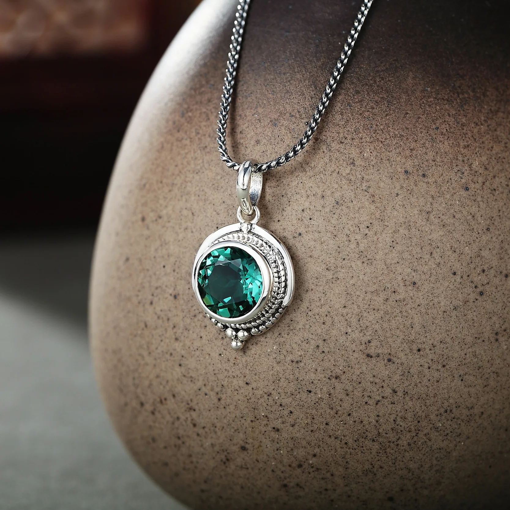 

S925 Sterling Silver Charm Pendants for Women Palace Style Pattern Inlaid Green Crystal New Fashion Jewelry Wholesale