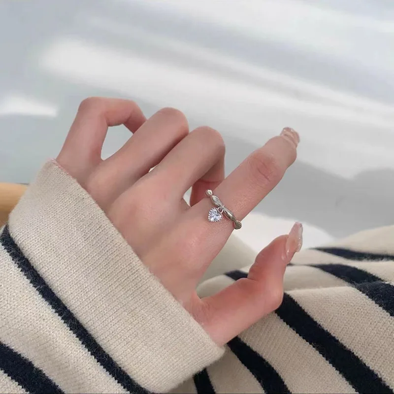 Qmcoco-女性用パールチェーン,伸縮性のあるリング,ジュエリーギフト,シルバーカラー,ファッション,クリエイティブなハートペンダントアクセサリー