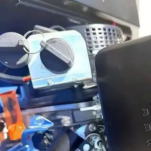 Индивидуальный интеллектуальный робот-косилка с дистанционным управлением, подходит для всех террасов для обслуживания и обрезки газонов.