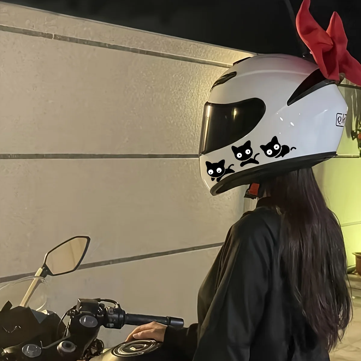 قطعتان من ورق تزيين خوذة الدراجة النارية "القطة السوداء الصغيرة"، مناسب لمرآة الرؤية الخلفية للسيارة وملصقات خوذة الدراجة النارية.
