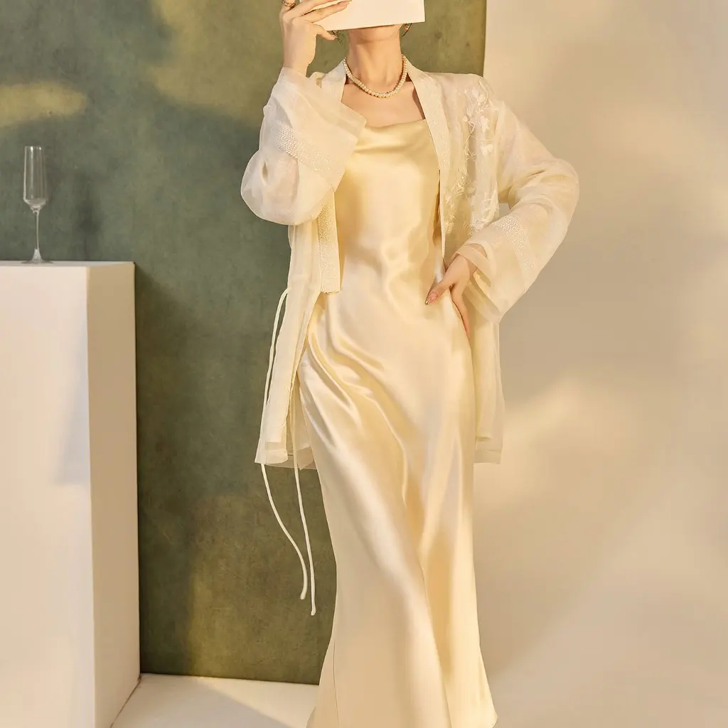 

Women's White Loose Silk Shirt Spring New Chinese Style National Flower And Bird Embroidery Silk Outer Top M3074