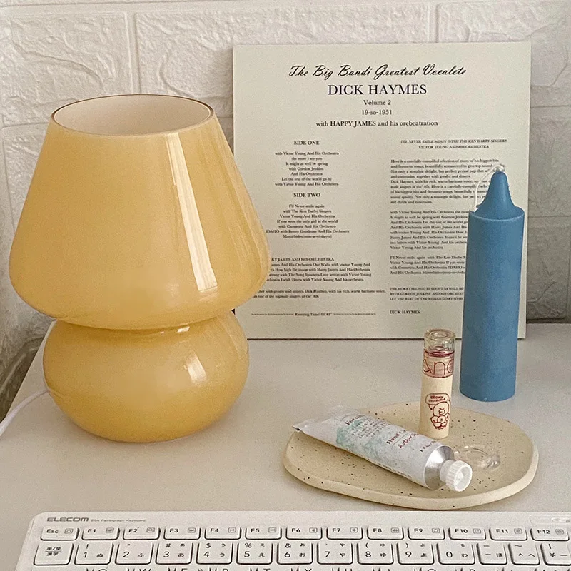 โคมไฟเห็ดอเมริกันยุคกลางลายแก้วโคมไฟตั้งโต๊ะย้อนยุคข้างเตียง USB ห้องนอนบรรยากาศไฟกลางคืน