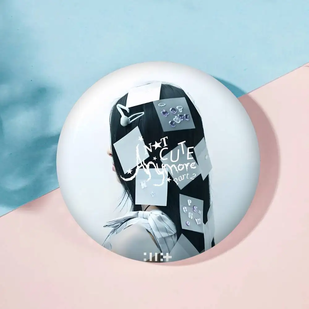 ILLIT Mini-Album Anime Anpassbare Soft-Button-Pins für Frauen, Kreativer Schmuck, Lustiges Abzeichen, Cartoon-Liebhaber-Mütze – Detail 12