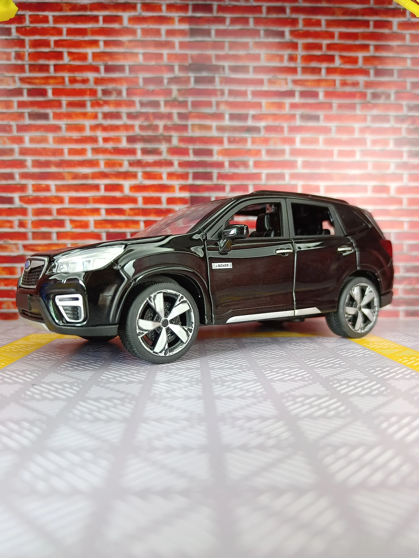 Adornos de modelo de coche de aleación Subaru Forester de simulación 1:30, colección de puertas y capó del motor, el maletero se puede abrir