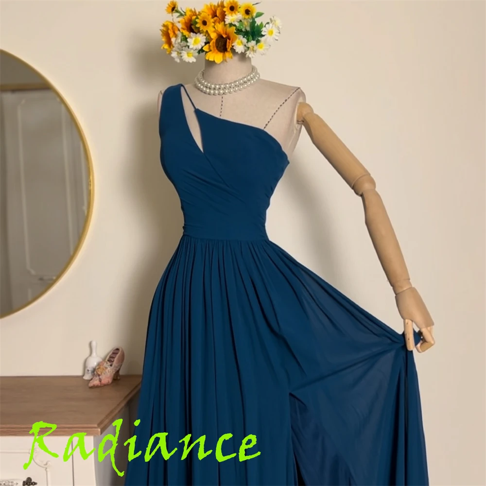 Aangepaste klassieke blauwe chiffon avondjurk Prachtige mouwloze homecoming-jurk met één schouder Luxe vestido de fiesta