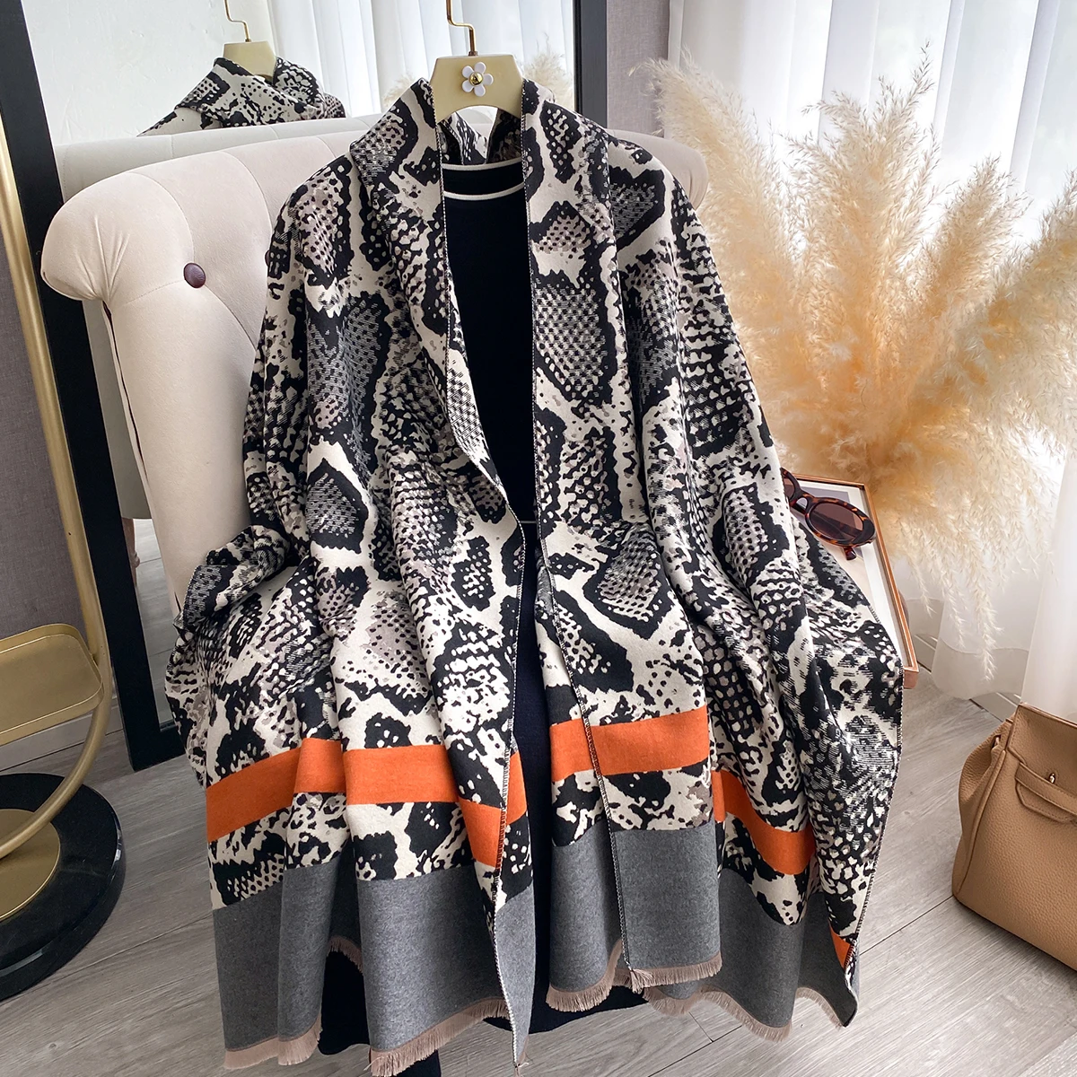 

Luxury Autumn and Winter Cashmere Scarf Women New Warm Pashmina Blanket Poncho Scarves Fashion Snake-print Shawl Thick Bufanda