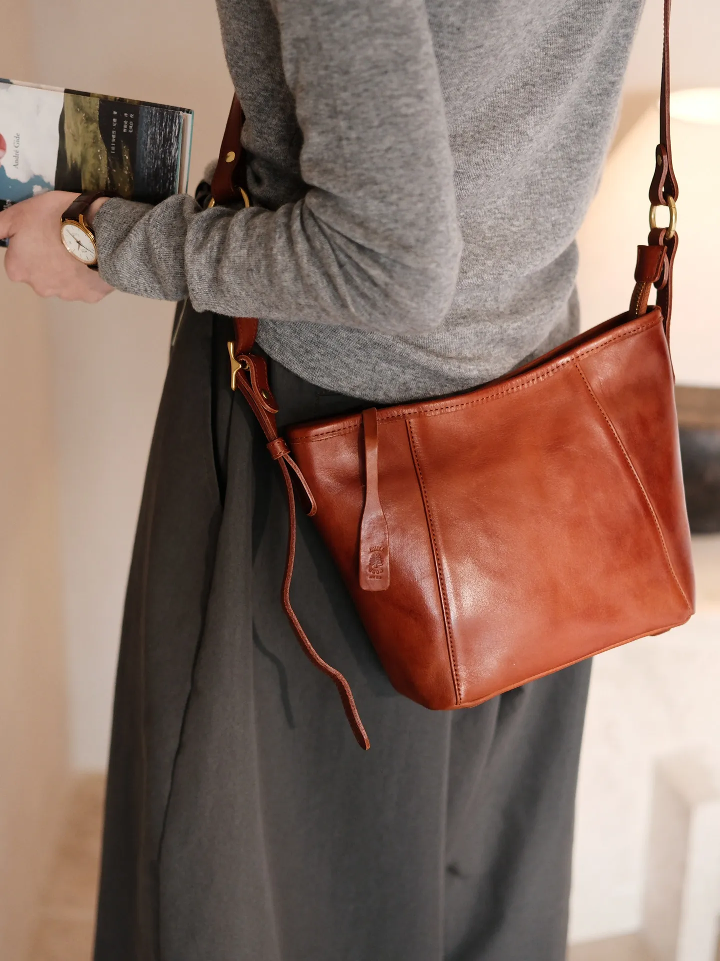 

PNDME simple vintage luxury handmade genuine leather women crossbody bag outdoor daily designer cow leather ladies shoulder bag