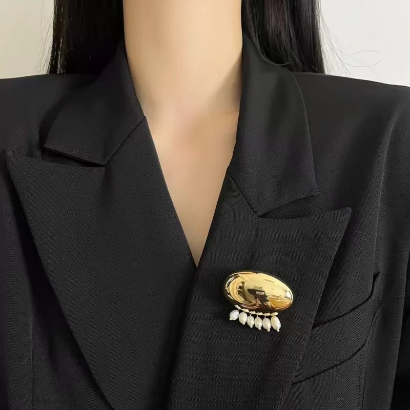 

French Vintage Minimalist Luxury Shiny Metal Brooch for Women Suitable Oval Freshwater Pearl Pin Daily Commuting Accessory