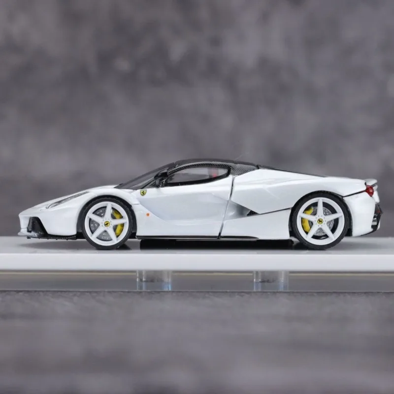 شارع باستر 1/64 LaFerrari F150 الأبيض APAxpo سبيكة موتور لعبة السيارة يموت الصب نموذج معدني جمع الصبي هدايا عيد الميلاد