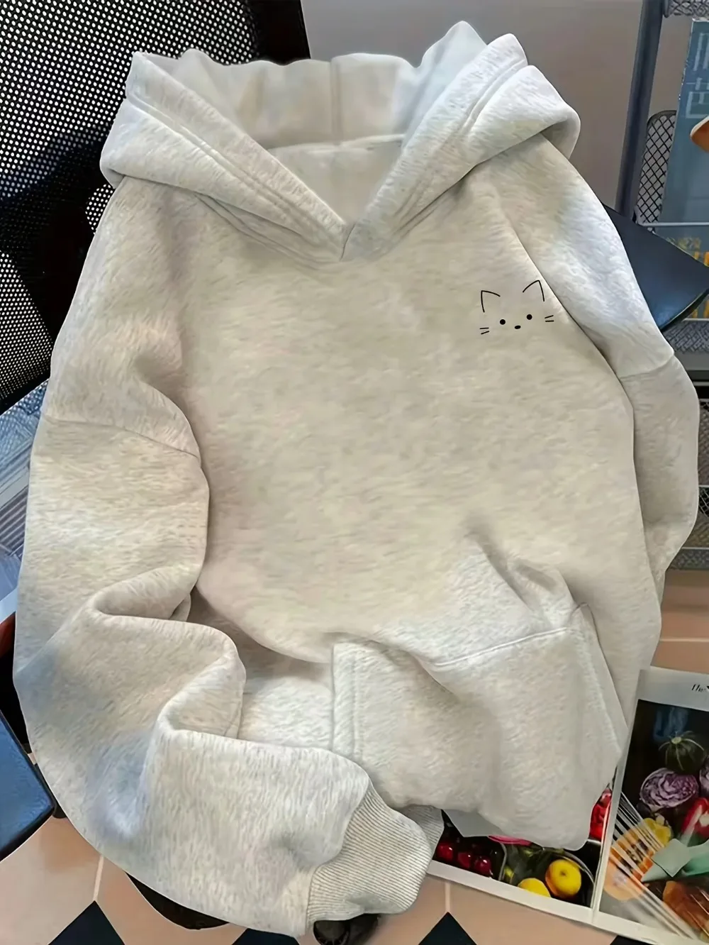 Minimalistischer Hoodie mit Katzenmotiv für Damen, schlichtes Sweatshirt mit kleinem Katzenaufdruck, modisches Freizeit-Sweatshirt, Harajuku-Stil, Unisex. – Detail 6