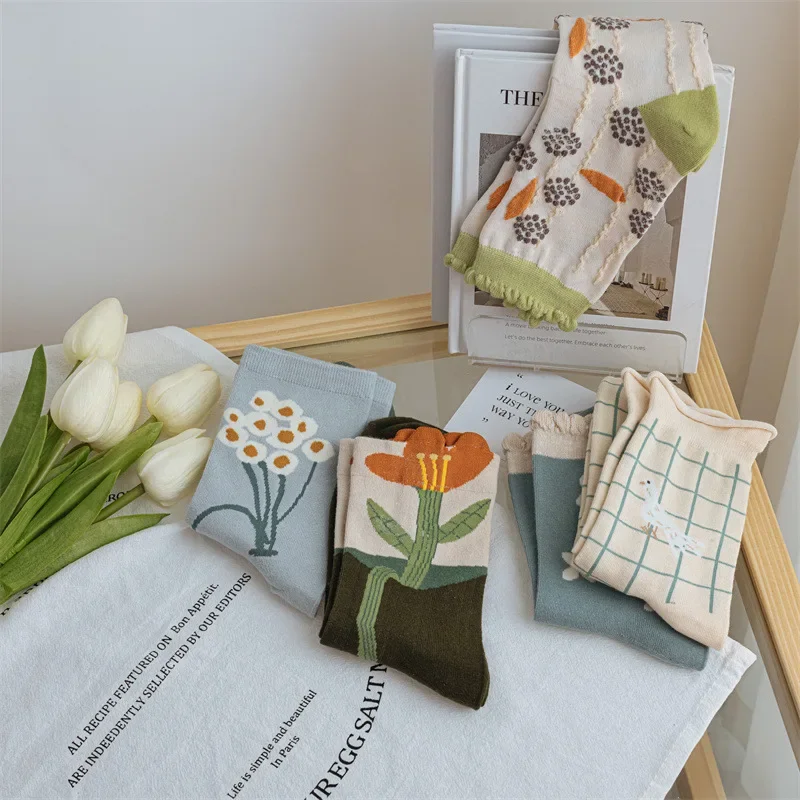 جوارب نسائية لطيفة على شكل زهرة منتصف الساق عصرية ومتعددة الاستخدامات ومطبوعات زهور قابلة للتنفس وناعمة ومريحة جوارب قطنية غير رسمية